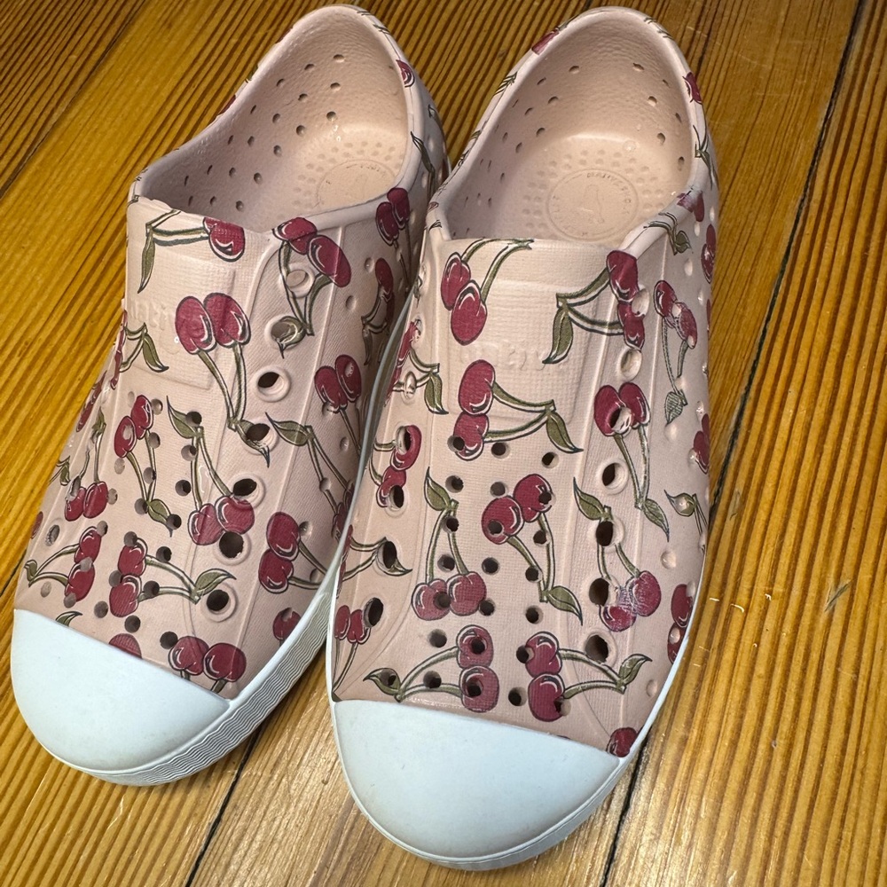 Native Jefferson Kids Size 11 Cherry Print Chameleon Pink Slip-On Shoes
